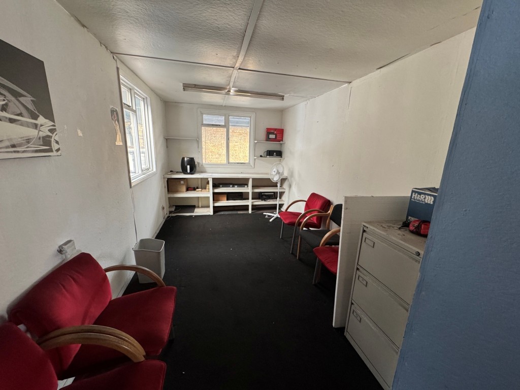 Lot: 82 - FREEHOLD CAR SALES SITE, SHOWROOM & WORKSHOP WITH REDEVELOPMENT POTENTIAL. - First floor staff room above workshop